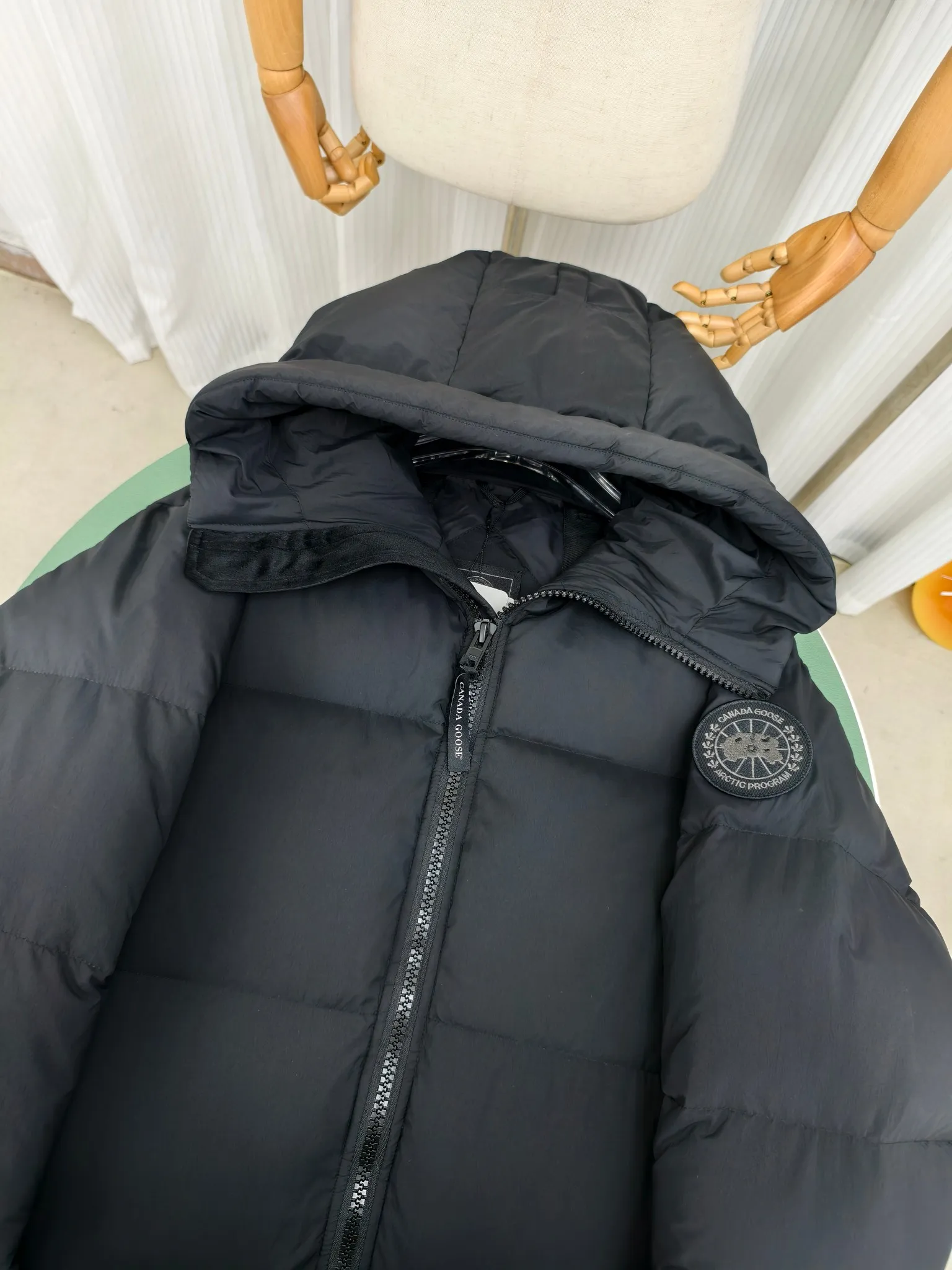 P1040————2800M (same style for men and women) Canada goose Lawrence long down jacket The Lawrence long down jacket provides basic protection for daily adventures and is made of sustainable Enduraluxe fabric with a practical soft touch. It has a quilted body and adjustable hood. Filled with extremely fluffy duck down. The adjustable down-filled connected hood and chin-protecting suede knitted stand-up collar are soft and extra-comfortable. Tapered rib-knit cuffs improve comfort and seal in heat. There are two zippered side vents at the bottom of the jacket for increased range of motion and ventilation. It has a longer hem at the back for added protection and reflective double stripes on the back. Color: black with red label, black with black label, navy blue with red label Size: XS-2XL